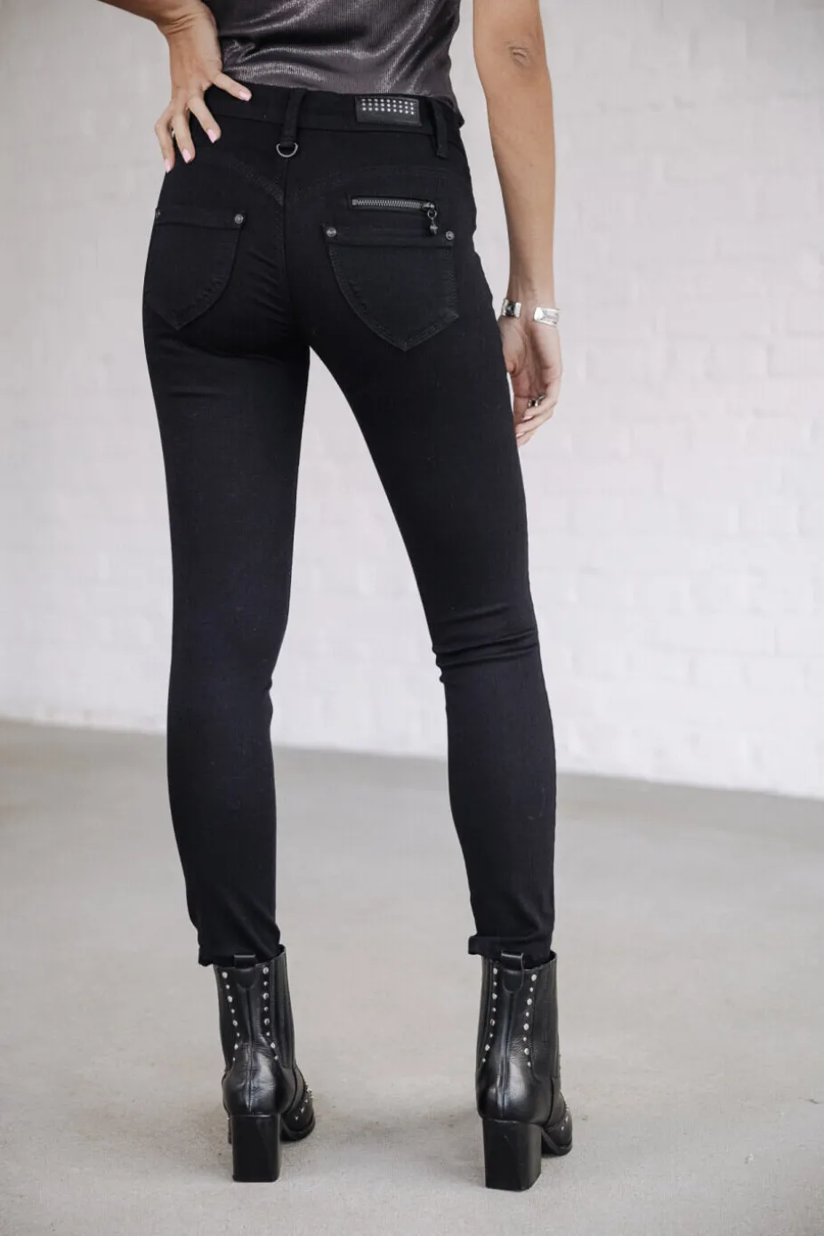 Alexa Cropped S-SDM